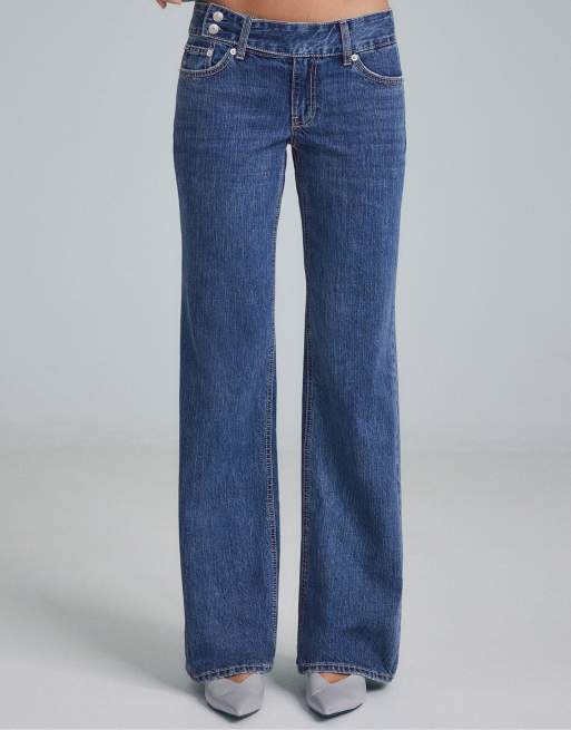 Stradivarius jeans med låg midja och raka ben med hammarlinning i mellanblå denim, 2 av 7
