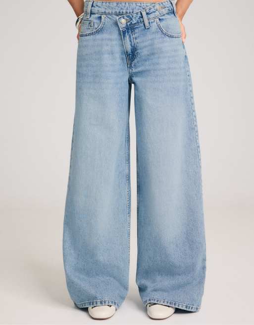 Stradivarius jeans med omlottmidja i mellanljus blå denim, 2 av 7