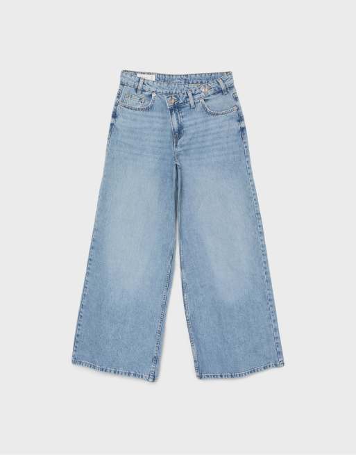 Stradivarius jeans med omlottmidja i mellanljus blå denim, 6 av 7