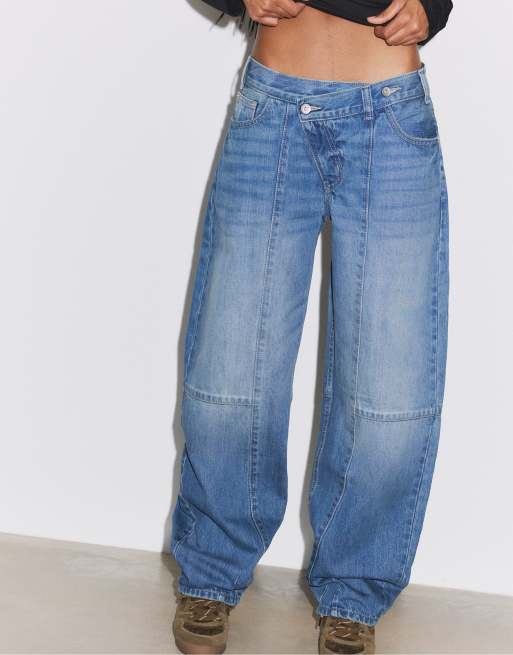 Stradivarius jeans met crossover taille en barrel-pijpen in middenblauw denim, 2 van 7