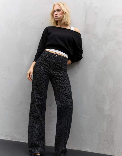 Stradivarius - Jeans met geflockte luipaardprint in zwart denim met gewassen effect, 2 van 4