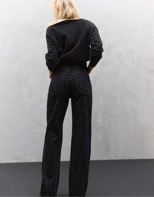 Stradivarius - Jeans met geflockte luipaardprint in zwart denim met gewassen effect, 3 van 4