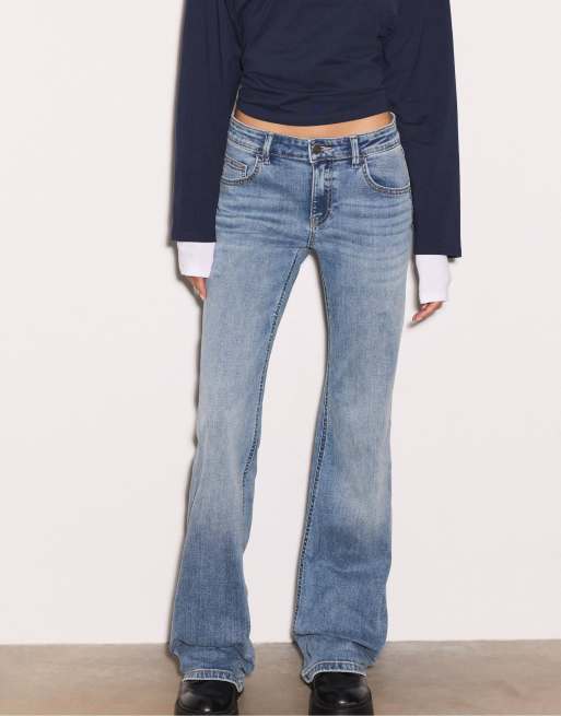 Stradivarius - Jeans met lage taille en uitlopende pijpen in middenblauw denim, 2 van 7