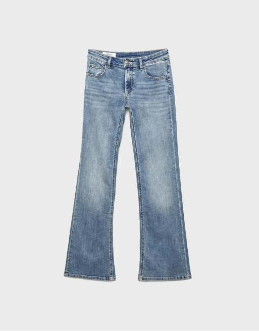 Stradivarius - Jeans met lage taille en uitlopende pijpen in middenblauw denim, 6 van 7