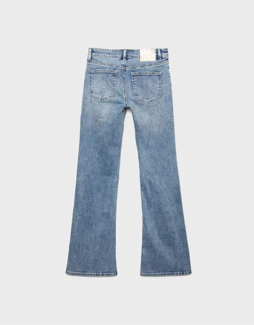 Stradivarius - Jeans met lage taille en uitlopende pijpen in middenblauw denim, 7 van 7