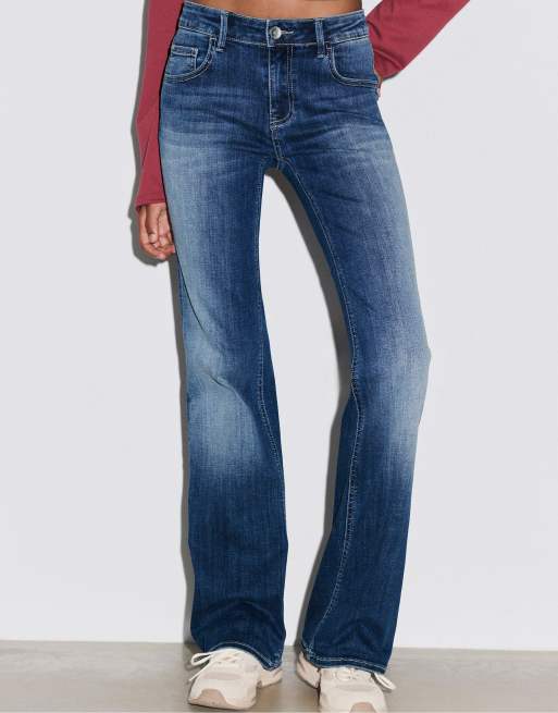 Stradivarius jeans met lage taille en uitlopende pijpen in middenblauwe wassing, 2 van 7