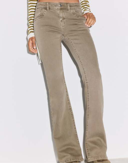 Stradivarius Jeans mit bestickter Tasche und Schlag in Khaki, 2 von 7