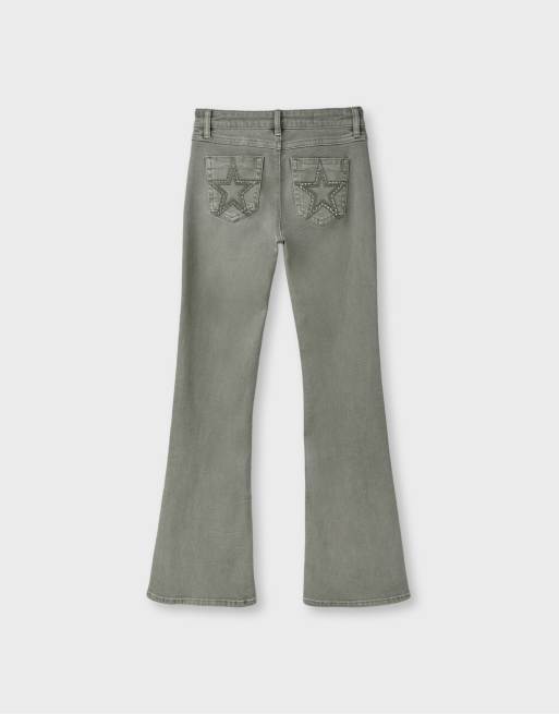 Stradivarius Jeans mit bestickter Tasche und Schlag in Khaki, 7 von 7