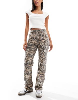 Stradivarius - Jeans mit geradem Schnitt und Animalprint-Bunt