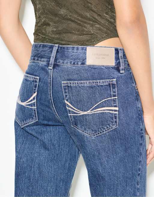 Stradivarius Jeans mit niedriger Taille und geradem Bein mit Hammerschlaufe in mittelblauem Denim, 4 von 4