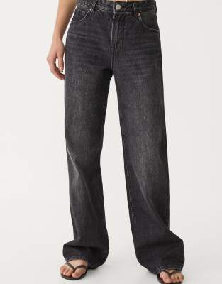 Stradivarius - Jeans mit weitem Bein in schwarzer Waschung-Grau