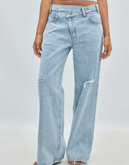 Stradivarius Jeans mit weitem Bein und Wickelbund in mittelhellblauem Denim, 2 von 7
