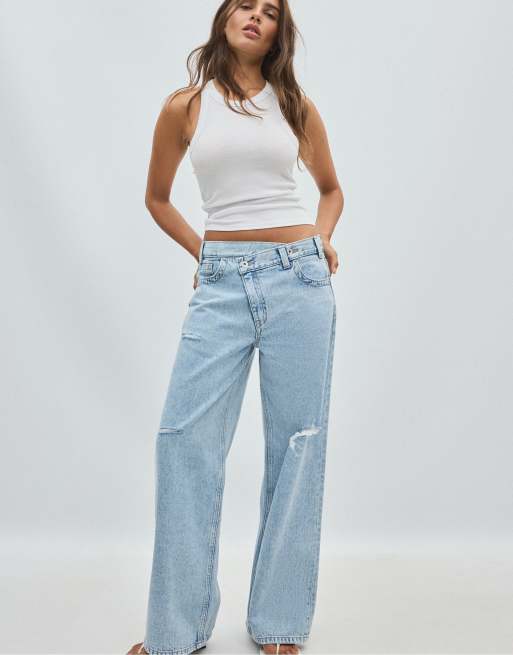 Stradivarius Jeans mit weitem Bein und Wickelbund in mittelhellblauem Denim, 5 von 7
