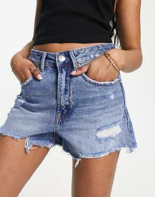 Stradivarius - Jeans-Shorts in Mittelblau mit Zierrissen