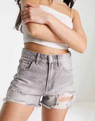 Stradivarius - Jeans-Shorts in verwaschenem Grau mit Zierrissen