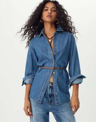 Stradivarius - Jeanshemd in mittlerem Hellblau mit Gürtel