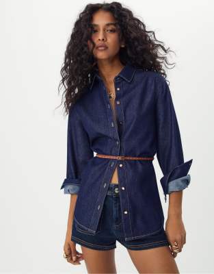 Stradivarius - Jeanshemd in überfärbtem Jeansblau mit Gürtel