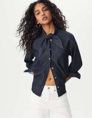 Stradivarius - Jeanshemd in überfärbtem Jeansblau mit Schleife