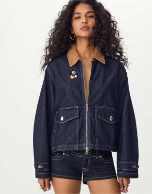 Stradivarius - Jeansjacke in blauer Rinse-Waschung mit Kontrastdetails