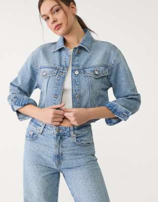 Stradivarius – Jeansjacke in Mittelblau mit Strass - view 1