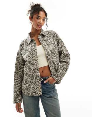 Stradivarius - Jeansjacke mit Leopardenmuster-Bunt