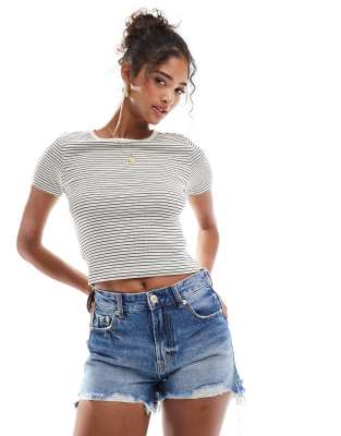 Stradivarius - Jeansshorts in dunkelblauer Waschung mit Zierrissen
