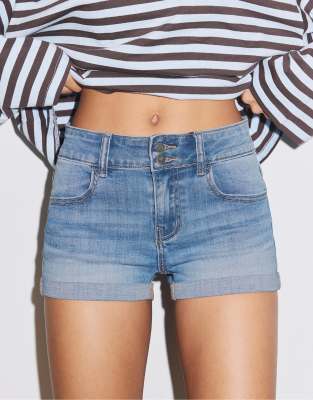 Stradivarius - Jeansshorts in mittlerem Hellblau mit umgeschlagenem Saum
