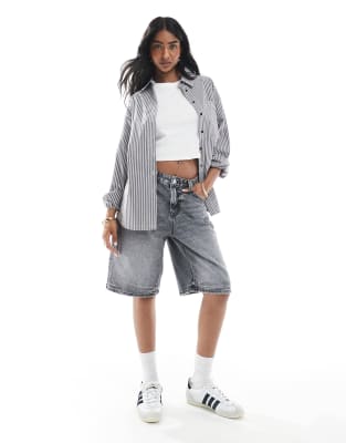 Stradivarius - Jeansshorts in verwaschenem Dunkelgrau