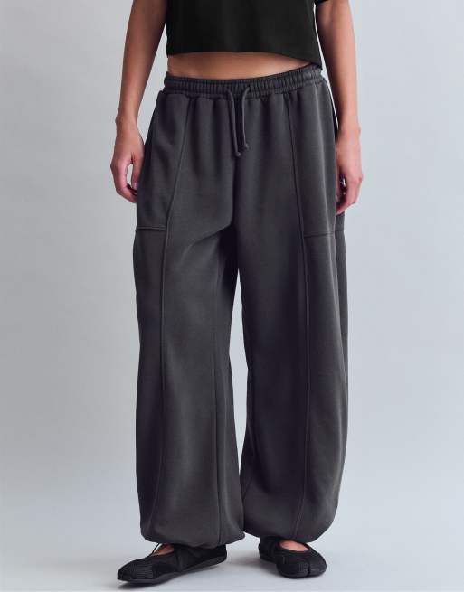 Stradivarius Jogger aus Baumwollplüsch mit Barrel-Bein in Dunkelgrau, 2 von 7