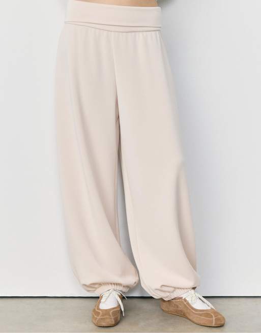 Stradivarius - Joggers a palloncino morbidi al tatto color pietra con risvolto in vita