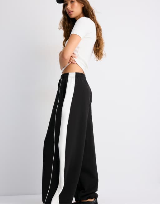 Stradivarius joggers in pile con bande laterali a contrasto e coulisse, neri, 5 di 7