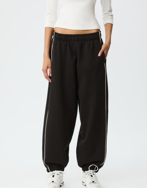 Stradivarius - Joggingbroek met bies in zwart - view 1