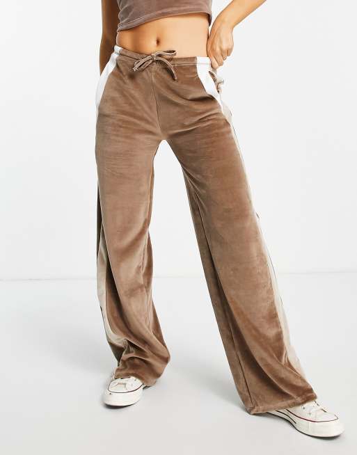 Stradivarius – Jogginghose aus Velours in Braun mit weitem Bein