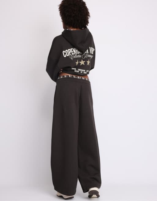 Stradivarius Jogginghose mit Boxer-Detail in Braun, 3 von 7