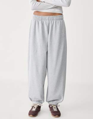 Stradivarius - Jogginghose mit Paspelierung in Grau meliert