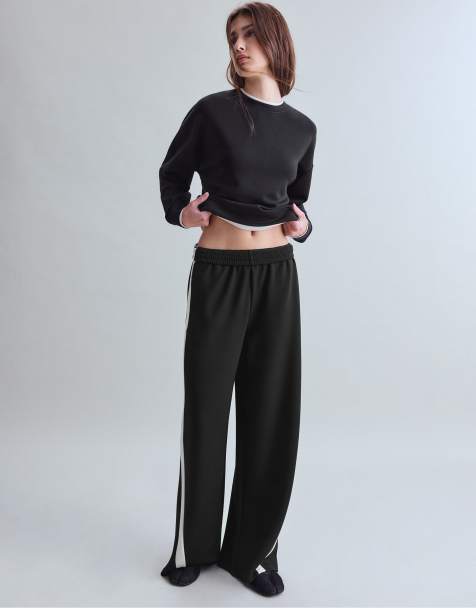 Stradivarius Jogginghose mit weichem Griff, weitem Bein und Seitenstreifen in Schwarz - view 1