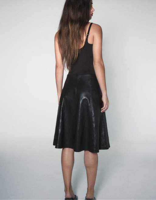 Stradivarius jupe midi évasée effet cuir noire, 3 de 7