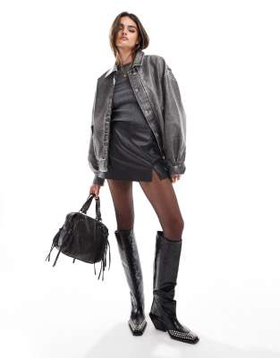 Stradivarius - Jupe-short en similicuir avec ourlet fendu - Noir