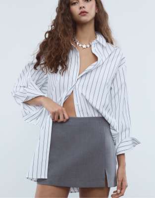 Stradivarius - Jupe-short fendue sur le côté - Gris foncé