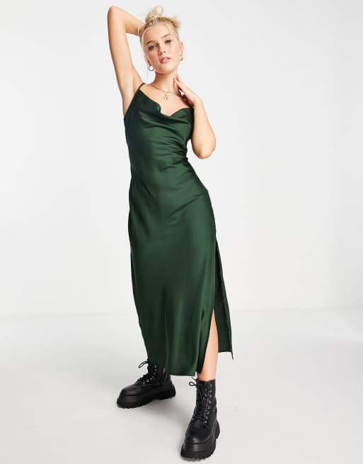 Stradivarius – Kakifärgad slipklänning i satin och midilängd