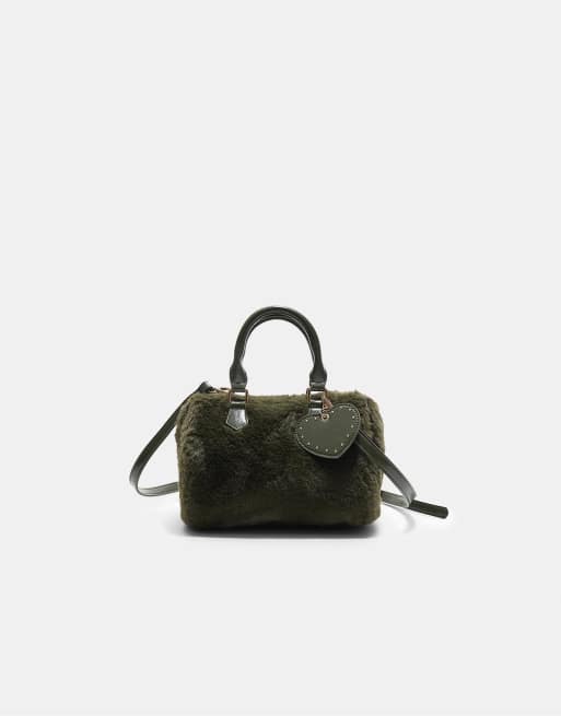 Stradivarius - Kakifarvet bowlingtaske i imiteret pels med hjerteformet detalje