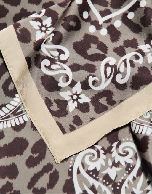 Stradivarius - Kakifarvet halstørklæde med leopardprint, 4 af 4