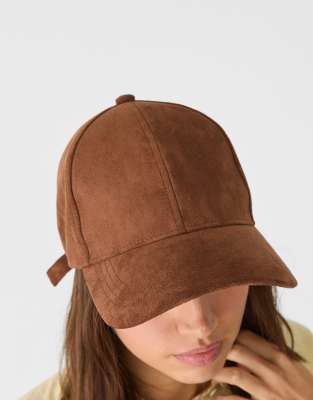 Stradivarius - Kappe aus Wildlederimitat in Braun