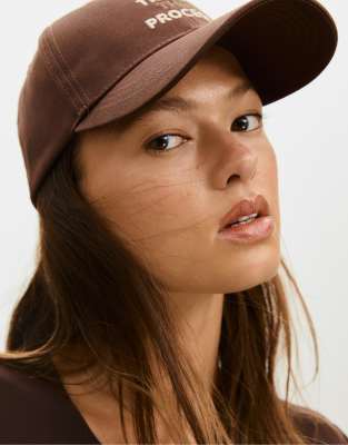 Stradivarius - Kappe in Braun mit gesticktem Schriftzug-Brown