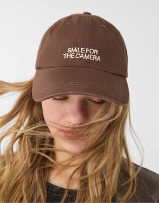 Stradivarius - Kappe in Braun mit Schriftzug