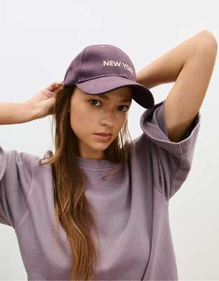 Stradivarius - Kappe in Lila mit „New York"-Stickerei