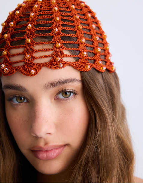 Stradivarius – Kappe in Orange mit Häkeldesign und Strassverzierung - view 1