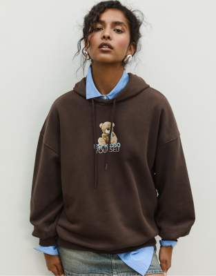 Stradivarius - Kapuzenpullover in Braun mit Grafikprint-Brown