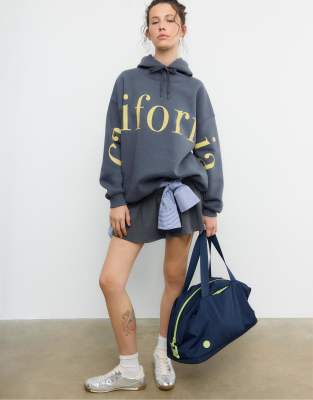 Stradivarius - Kapuzenpullover in Dunkelgrau mit Print