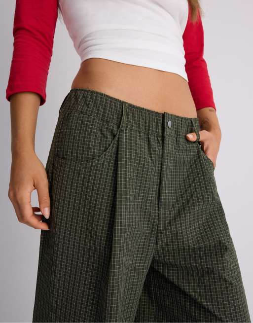 Stradivarius karierte Parachute-Hose in Khaki, 4 von 7